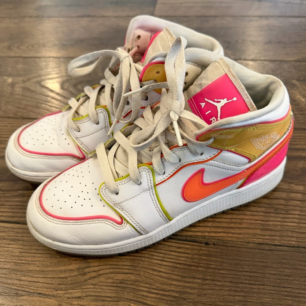 Nike Air Jordan 1 Mid SE GS‎ 'Edge Glow' Kids size 6.5 Women’s 8-8.5